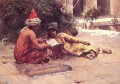 Dos árabes leyendo en un patio indio egipcio persa Edwin Lord Weeks